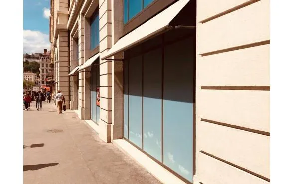 Stores bannes posés sur la façade d'un bâtiment commercial dans le Grand Lyon